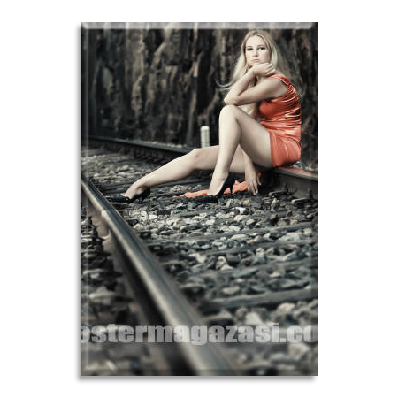 Demiryolunda Bekleyen Kadın