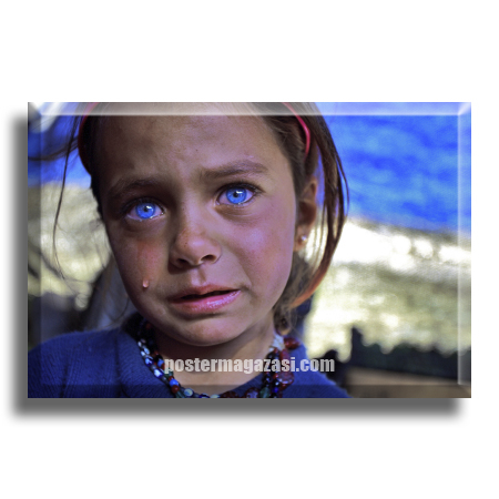 Mavi Gözlü Ağlayan Kız